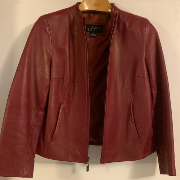 Leather jacket suitable for all occasions. Great for the holidays. - Picture 4 of 4
